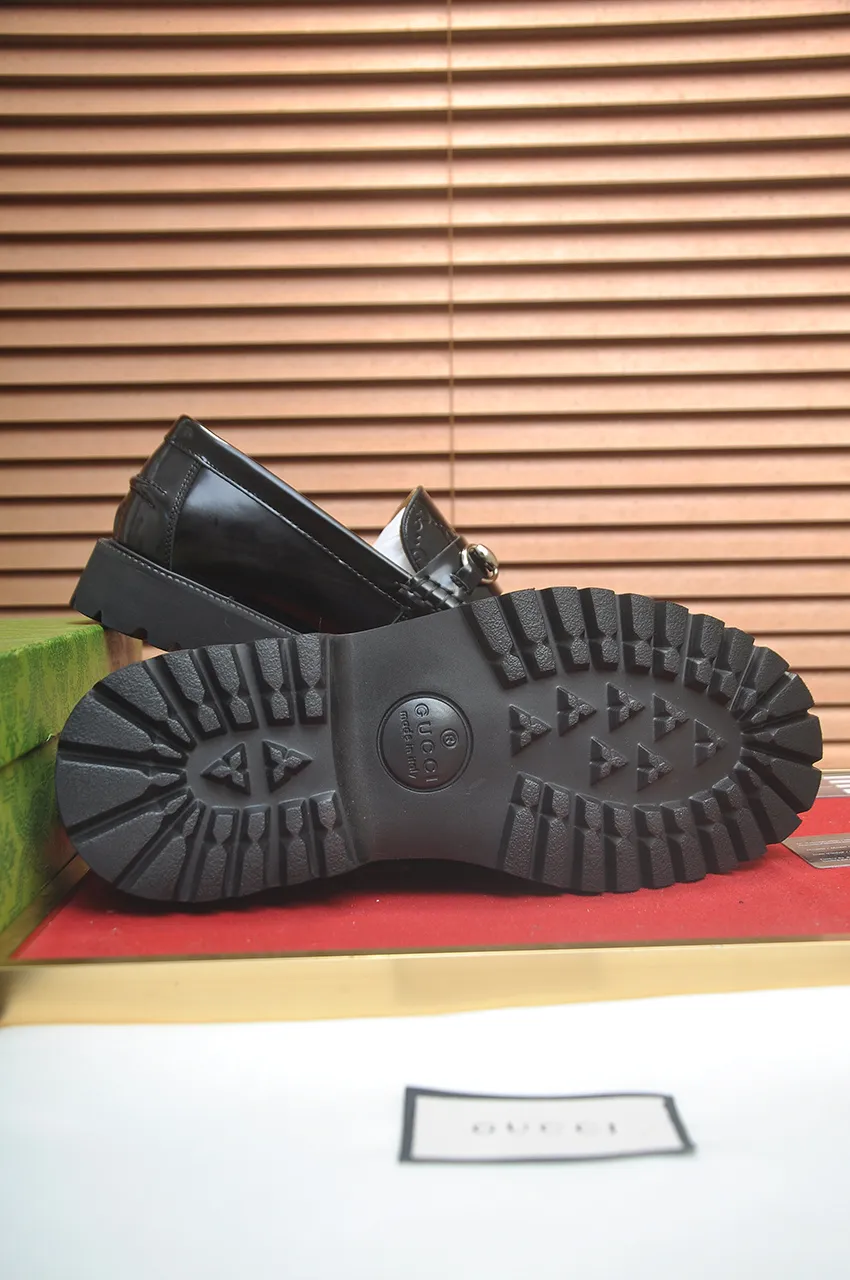 Men's shoes💰560💶Italy's top luxury men's shoe giant (GUCCI) (Gucci) (full cowhide lining) new arrival🍃Original European style🔰 Pleasant to the eye😍In order to make the shoes more durable and non-deformable🌀The production continues to follow traditional methods but there is still no lack of innovation💪Choose original sheepskin for the leather♻️ Smooth and natural And extra bright ⭐Made of imported cowhide, the first choice of rich people 38-45 (45 customized)